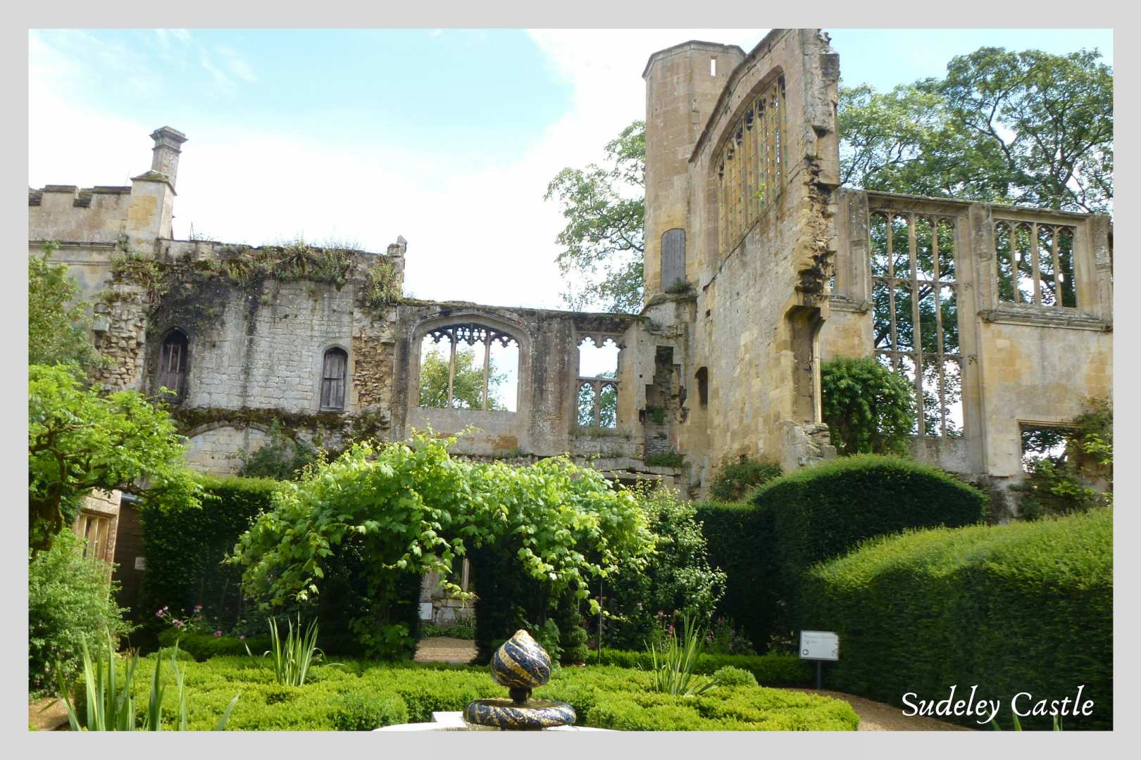 Circular Walking Trails: Sudeley Castle on the Cotswold Round walk